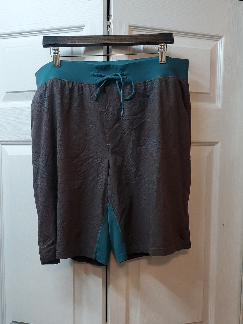LULULEMON SIZE XXL MENS Gray and Teal Athletic Shorts with Drawstring Waist